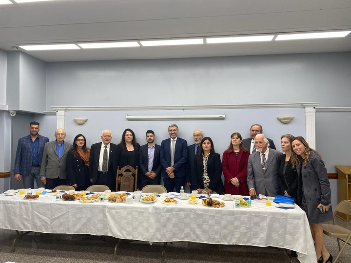 Στο χολ της εκκλησίας Γενικός Πρόξενος με την Πρόεδρο και άλλους αξιωματούχους(φωτογραφία: Ειρήνη Σακέλλη)