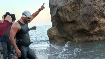 O Παραολυμπιονίκης Χαράλαμπος Ταϊγανίδης εκπλήρωσε το τάμα του: Έφθασε κολυμπώντας στη Σύμη