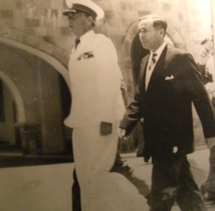 Ο κόμης Φόλκε Μπερναντότε, Σουηδός διπλωμάτης, λίγο πριν δολοφονηθεί στην Ιερουσαλήμ από Εβραίους εξτρεμιστές (11.9.1948), με το δήμαρχο  Ροδίων Γαβριήλ Χαρίτο
