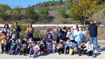 Τα παιδιά της Διμυλιάς – Ελεούσας φύτεψαν τριανταφυλλιές και τους έδωσαν το όνομα τους