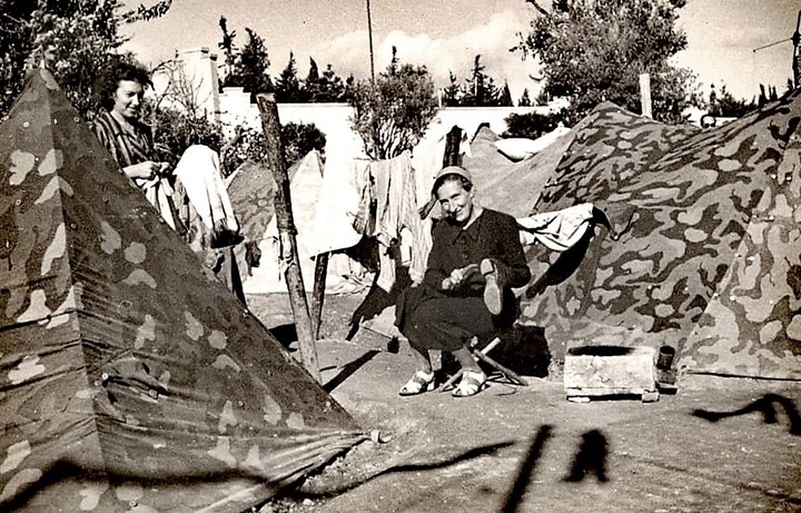 Εβραίες πρόσφυγες στο βοηθητικό γήπεδο του Σταδίου το 1940.  Εκεί μετέφεραν τους Sudditi Sospetti-ύποπτους υπηκόους. Στο βάθος  ο τοίχος του Σταδίου που το χωρίζει από τις casa popolare