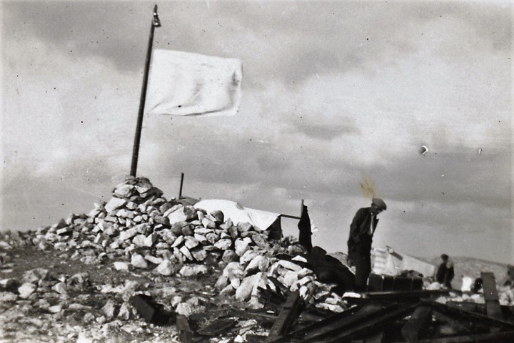 Λευκή σημαία υψώνεται  στο νησί Καμηλονήσι