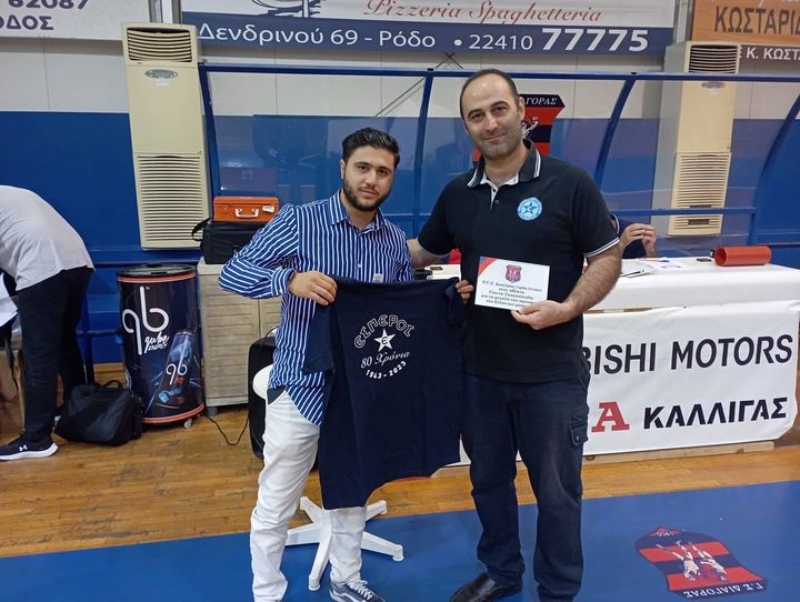 Ο αντιπρόεδρος της διοικούσας επιτροπής του Διαγόρα Γιάννης Ευθυμίου με τον γενικό αρχηγό του Εσπέρου Γιάννη Μοσχόπουλο