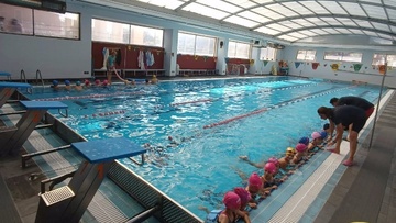 Το μάθημα της κολύμβησης διδάσκεται σε δημοτικά σχολεία της Ρόδου και της Καλύμνου