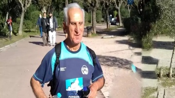 Τυφλός ταχυδρόμος με καταγωγή από την Κω θα τρέξει τον μαραθώνιο της Αθήνας για 22η φορά: «Σημασία έχει να τερματίζεις πάντα»