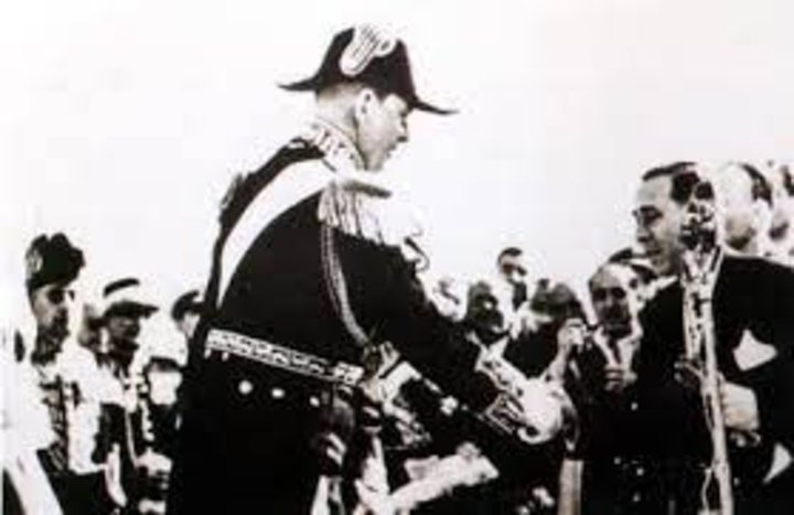 Ο πρώτος αιρετός δήμαρχος Ροδίων Γαβριήλ Χαρίτος παραδίδει στον βασιλιά Παύλο τα κλειδιά της πόλεως Ρόδου-7 Μαρτίου 1948