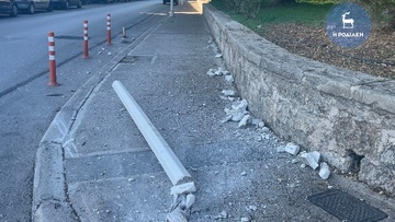 Αυτοκίνητο έπεσε πάνω σε κολώνα  φωτισμού στην οδό Βύρωνος