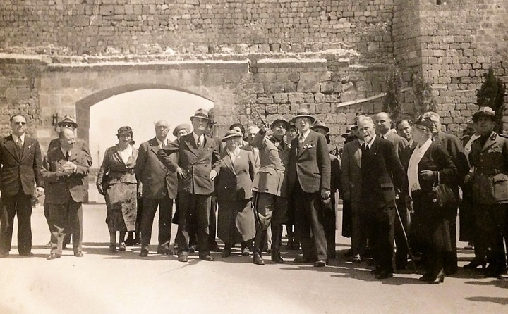 De Vecchi con altri ufficiali durante la distruzione della Porta del Lago