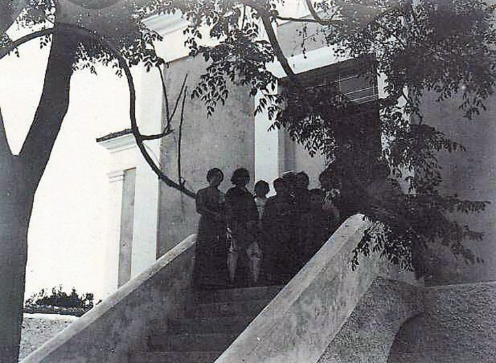1912. Η είσοδος της Γαλλικής Σχολής με κυρίες και μαθήτριες