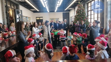 Με παιδικές φωνές και Χριστουγεννιάτικη ατμόσφαιρα γέμισε το Δημαρχείο της Ρόδου