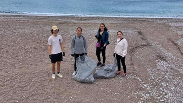 Ψηφιακοί νομάδες που επέλεξαν να ζουν στη Ρόδο συγκέντρωσαν 9 κιλά σκουπίδια από κεντρική παραλία του νησιού μας