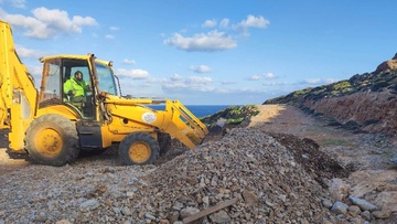 Εργασίες αποκατάστασης αγροτικών δρόμων στην Κάσο