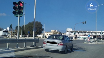 Προσοχή: Εγκαταλελειμμένο αυτοκίνητο με διαρροή λαδιών στο Καρακόνερο 