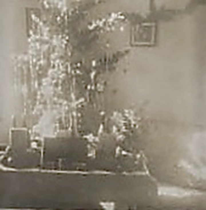 Η δεύτερη φωτό με το Χριστουγεννιάτικο δέντρο του 1944