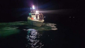 Αποβίβαση παράνομων μεταναστών αυτή την ώρα στην Κρητηνία - Οι διακινητές τους πέταξαν στη θάλασσα κι εξαφανίστηκαν