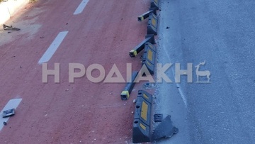 Αυτοκίνητο πήρε «αμπάριζα» και διέλυσε πάνω από 30 κολωνάκια στον πεζόδρομο της οδού Αυστραλίας