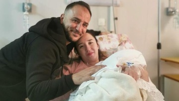 Ένα χαριτωμένο αγοράκι που γεννήθηκε σήμερα  έκανε «ποδαρικό» για το 2023 στην Κάλυμνο