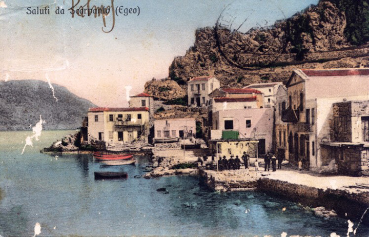 Η αποβάθρα των Πηγαδίων όταν είχε καθιερωθεί το ρίξιμο του σταυρού στην θάλασσα (1913)