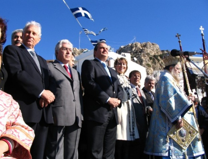 Ο πρωθυπουργός Κώστας Καραμανλής με τους βουλευτές Καραμάριο και Παυλίδη στη γιορτή των Φώτων
