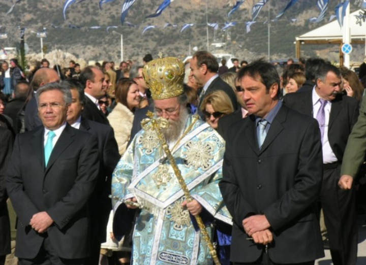 Ο Μητροπολίτης Αμβρόσιος στην γιορτή των Φώτων με τον υφυπουργό εξωτερικών Γιάννη Βαλινάκη (αριστερά) και τον έπαρχο Μιχάλη Ερωτόκριτος