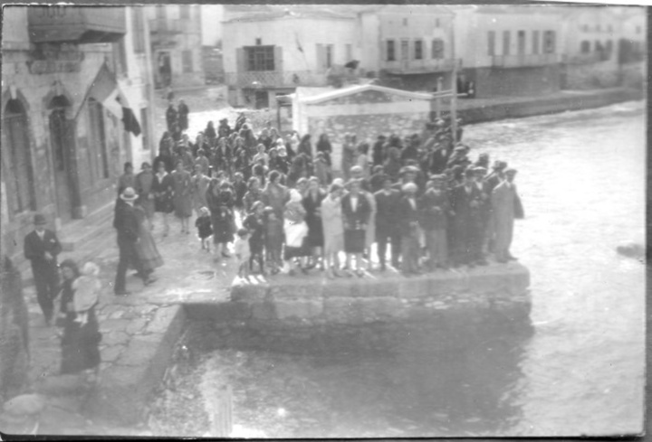 Ο κόσμος έχει συγκεντρωθεί στο λιμανάκι του Χατζηπαναγιώτη για να πέσει ο Σταυρός στη θάλασσα να αγιαστούν τα νερά (1928)