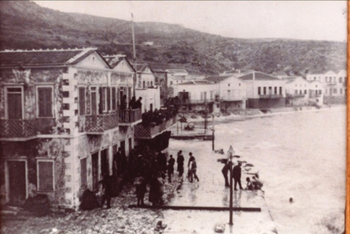 Παρά τη θαλασσοταραχή, ο Σταυρός έπρεπε να πέσει στη θάλασσα για να αγιαστούν τα νερά (1926)