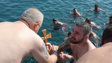 Τα Θεοφάνια στην Κω - Ο Μανώλης Χατζαρούλας έπιασε τον Σταυρό 