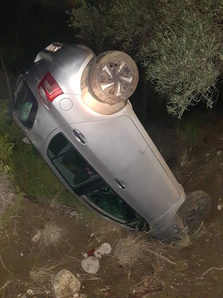 Το αυτοκίνητο της 44χρονης αγνοούμενης οπως βρέθηκε από τους διασώστες. Όπως διαπίστωσαν οι αστυνομικές αρχές, δεν υπήρχε μέσα άτομο και το πιο πιθανό είναι το όχημα κάποιος να το άφησε να πέσει κενό στο ρυάκι.