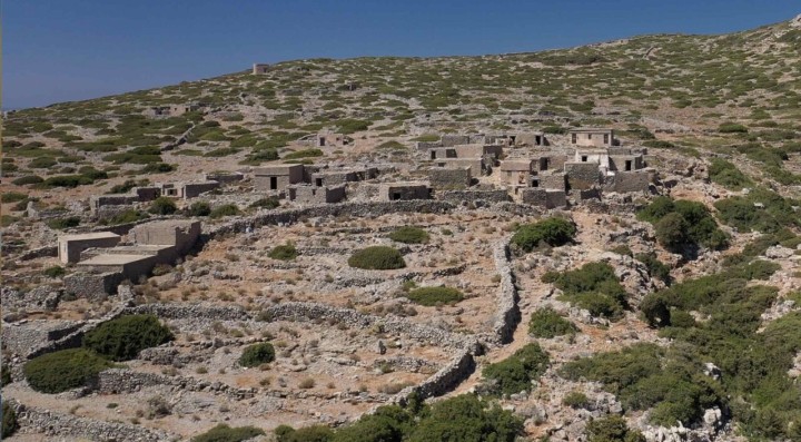 Ο ακατοίκητος πλέον οικισμός του Άργους με το παλιό ανεμόμυλο που βρίσκεται ψηλότερα