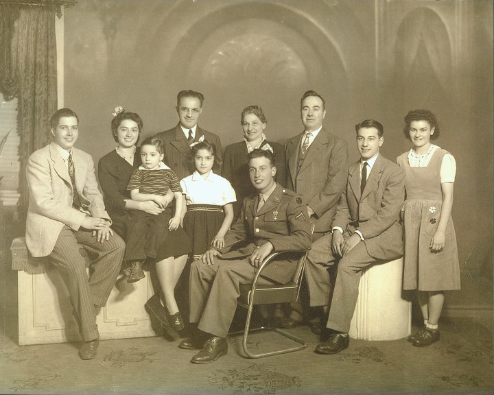 Τελευταία συνάντηση του Δημήτρη Δαλιάνη με την οικογένεια του στο Σικάγο το Απρίλιο 1944, προτού αναχωρήσει για την Ευρώπη και λάβει μέρος στην απόβαση στην Νορμανδίας. Από αριστερά: Γιώργος Αντιμισιάρης, Αφροδίτη και Εμμανουήλ Δεμερζιδάκη, τα παιδιά τους Βασίλης και Μαρίνα, Μαρία, Ευθύμιος και Νίκος Δαλιάνη, Σεβαστή Λεντή