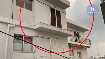Ο αέρας πήρε και... σήκωσε τα κάγκελα από μπαλκόνι σπιτιού στη Ρόδο
