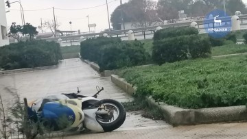 Σαρώνουν τα πάντα οι άνεμοι στη Ρόδο – Ξεκίνησε και ισχυρή βροχόπτωση