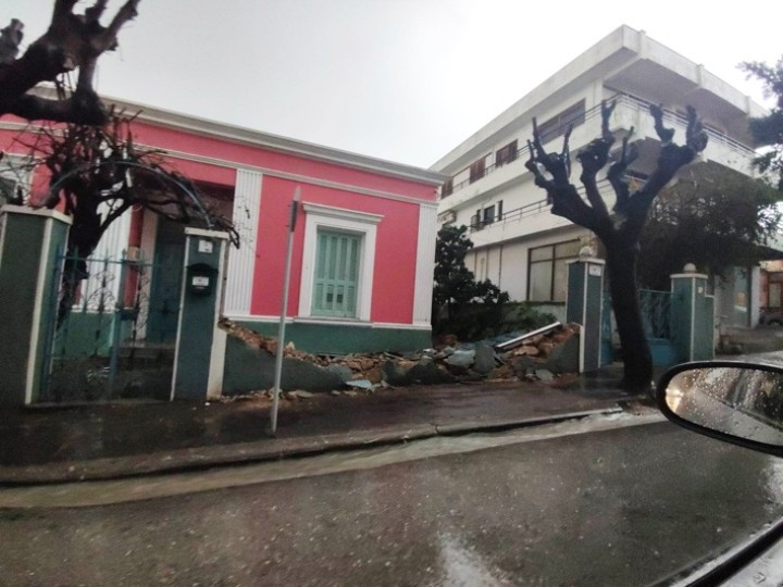 Μαντρότοιχος σπιτιού στην πόλη της Ρόδου που κατέρρευσε χθες το πρωί