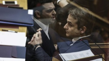 Β. Παπανικόλας: Το θέατρο των συμψηφισμών Μητσοτάκη-Τσίπρα