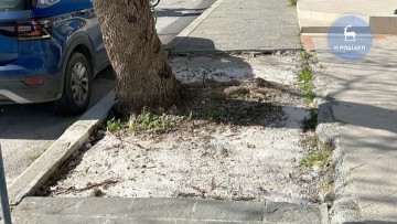 Μισοτελειωμένα έμειναν τα πεζοδρόμια στην οδό Δελφών