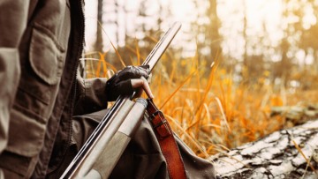 Ρόδος: Κυνηγός αυτοπυροβολήθηκε κατά λάθος – Μεγάλη επιχείρηση από το ΕΚΑΒ και την Πυροσβεστική για τη μεταφορά του στο Νοσοκομείο της Ρόδου