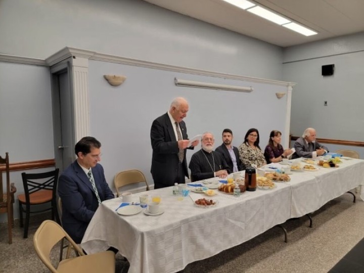 Από αριστερά διακρίνονται οι Στέφανος Θωμάτος, Μανώλης Κασσώτης, π. Ανάργυρος Σταυρόπουλος, Νίκος Καρτάλης, Μαρία Μαραγκού, Ειρήνη Γράψια και Δημοσθένης Τριανταφύλλου. Φωτογραφία: «Αναμνήσεις» / Δημήτρης Τσάκας