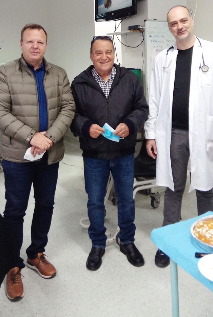 Δημήτρης Γαλανός με τον υπεύθυνο γιατρό της Νεφρολογικής Κλινικής του Νοσοκομείου Ρόδου Χρήστο Παλιούρα και τον χωρικό αντιπεριφερειάρχη Χρήστο Ευστρατίου που όπως λένε, στέκεται δίπλα τους