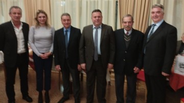 Στην κοπή της πίτας του Συνδέσμου απόστρατων αξιωματικών της ΕΛΑΣ η υποψήφια του ΠΑΣΟΚ Κατερίνα Βολονάκη