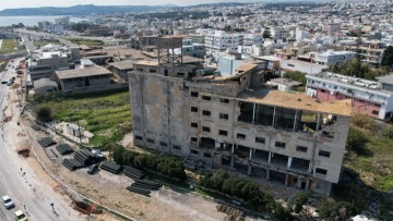 Με κατάρρευση κινδυνεύει το κτήριο του Αλευρόμυλου