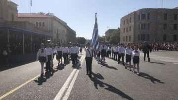 Μήπως να μη γίνουν παρελάσεις;
