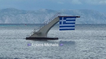 Η ελληνική σημαία στον βατήρα της Ρόδου