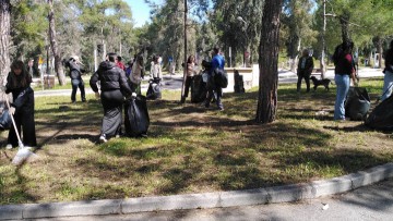 Φοιτητές από το Λος Άντζελες και τη Νέα Υόρκη καθάρισαν το άλσος του Αγίου Σουλά στη Ρόδο