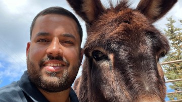 Ο νεαρός μαθηματικός, που έγινε κτηνοτρόφος και άνοιξε τη φάρμα του για τους τουρίστες!