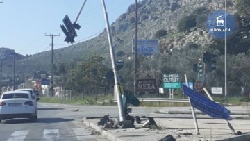 Αυτοκίνητο "καρφώθηκε" στους σηματοδότες στα Κολύμπια και τους έθεσε εκτός λειτουργίας - Ανακοίνωση των τεχνικών Υπηρεσιών της Περιφέρειας