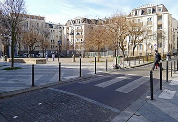 Η οδός Hippolyte Magloire Bisson, δεξιά,  στο Παρίσι, όχι η πλατεία