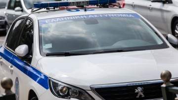 Ξυλοκόπησε τη σύζυγό του μπροστά στο ανήλικο παιδί τους