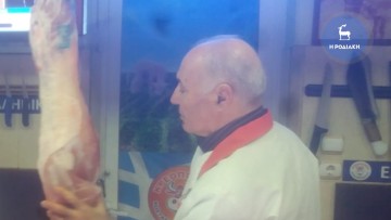 Συνταξιοδοτήθηκε από χθες έπειτα από 60 χρόνια ο Κώστας Κωσταντούρας, ο παλαιότερος κρεοπώλης της Ρόδου