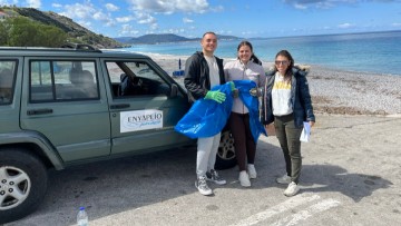 Αμερικανοί φοιτητές απομάκρυναν σκουπίδια από την παραλία της Ψαροπούλας