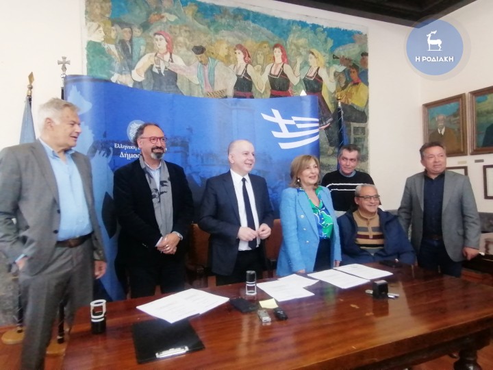 Από αριστερά: Ο κ. Γ. Τριάντος, ο κ. Δ. Μίχαλος, ο δήμαρχος Ρόδου κ. Καμπουράκης, η κα Χ. Γιασιράνη, ο κ. Φωνιαδάκης, ο κ. Λ. Στεφάνου και ο κ.Γ. Καμπούρης